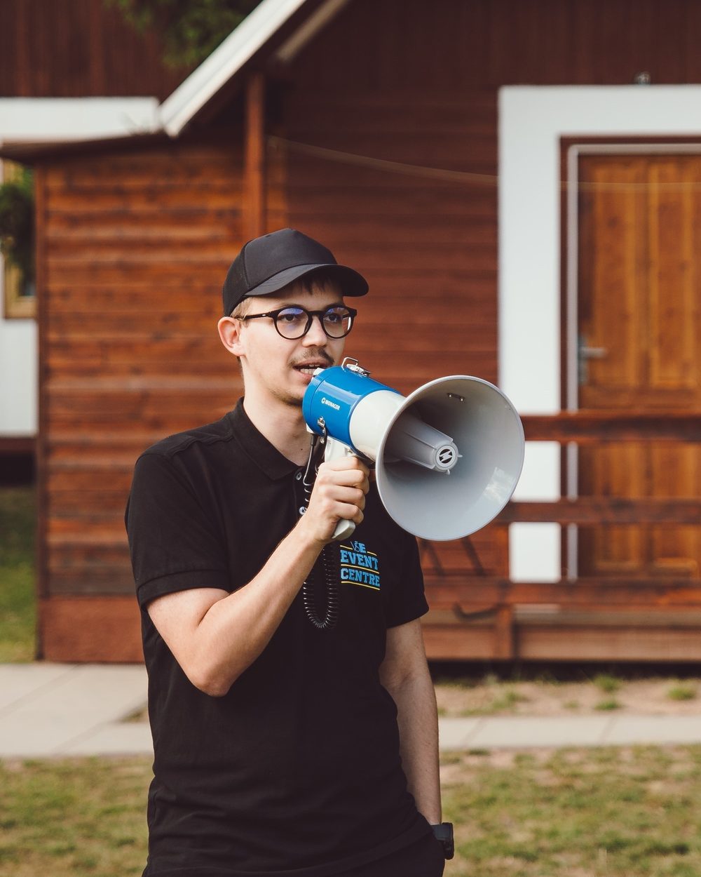 Pavel Kolesár briefuje tím na akcii