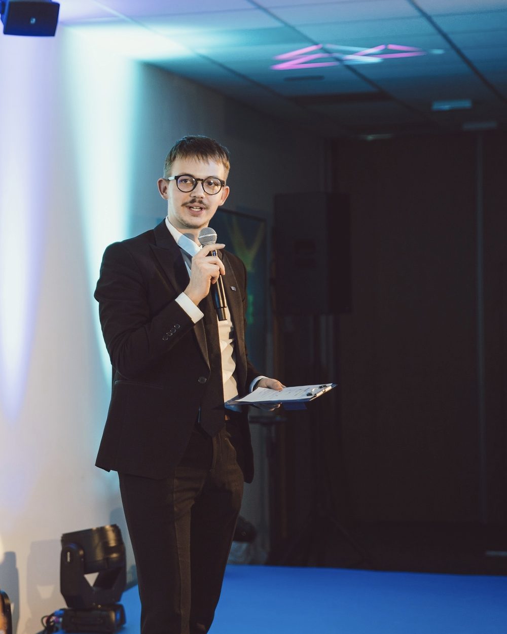 Pavel Kolesár moderuje večerný galavečer